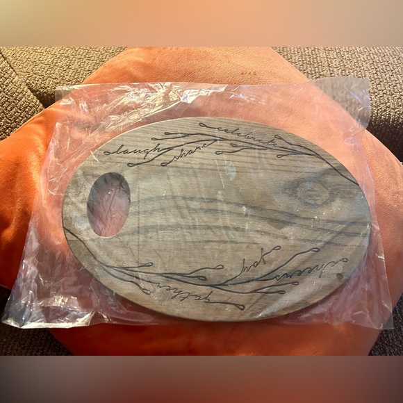 NWT Pampered Chef Cutting Board - Picture 2 of 3